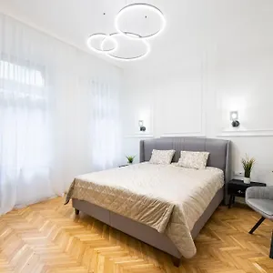 Luxurious 4bedrm 3bathrm W/ Balcony Apartment Budapest